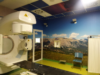 Chieti - La radioterapia oncologica cambia volto con le "sale dipinte"